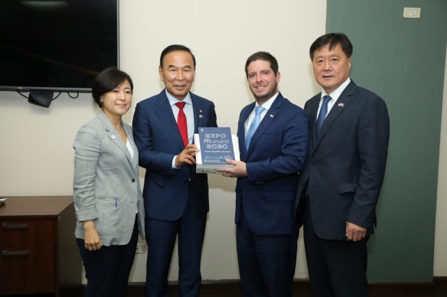 Ministro Alfaro Boyd y delegación de Corea del Sur
