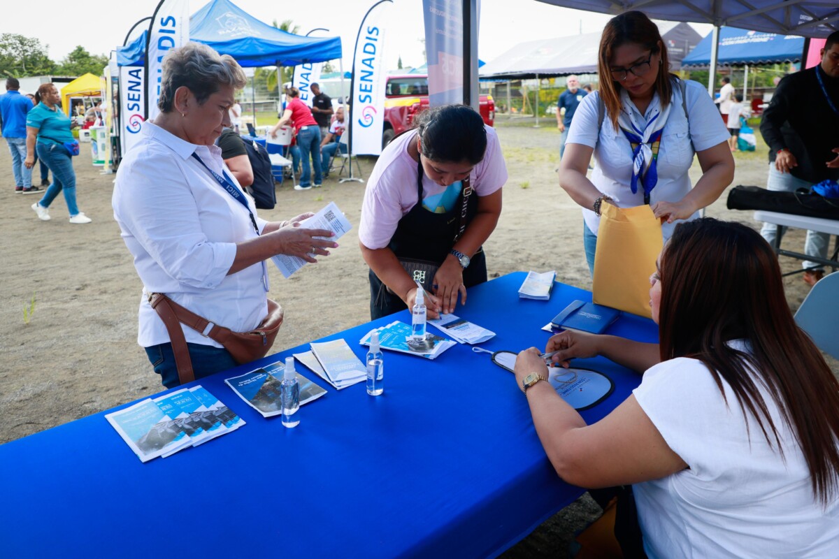 MICI en Agroferia interinstitucional en las Cumbres acerca servicios a la comunidad