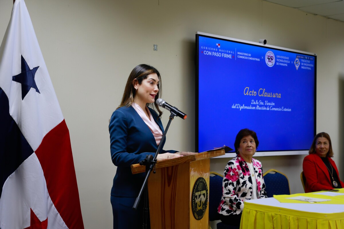 Graduación de 50 estudiantes marca avance en la gestión del comercio exterior panameño