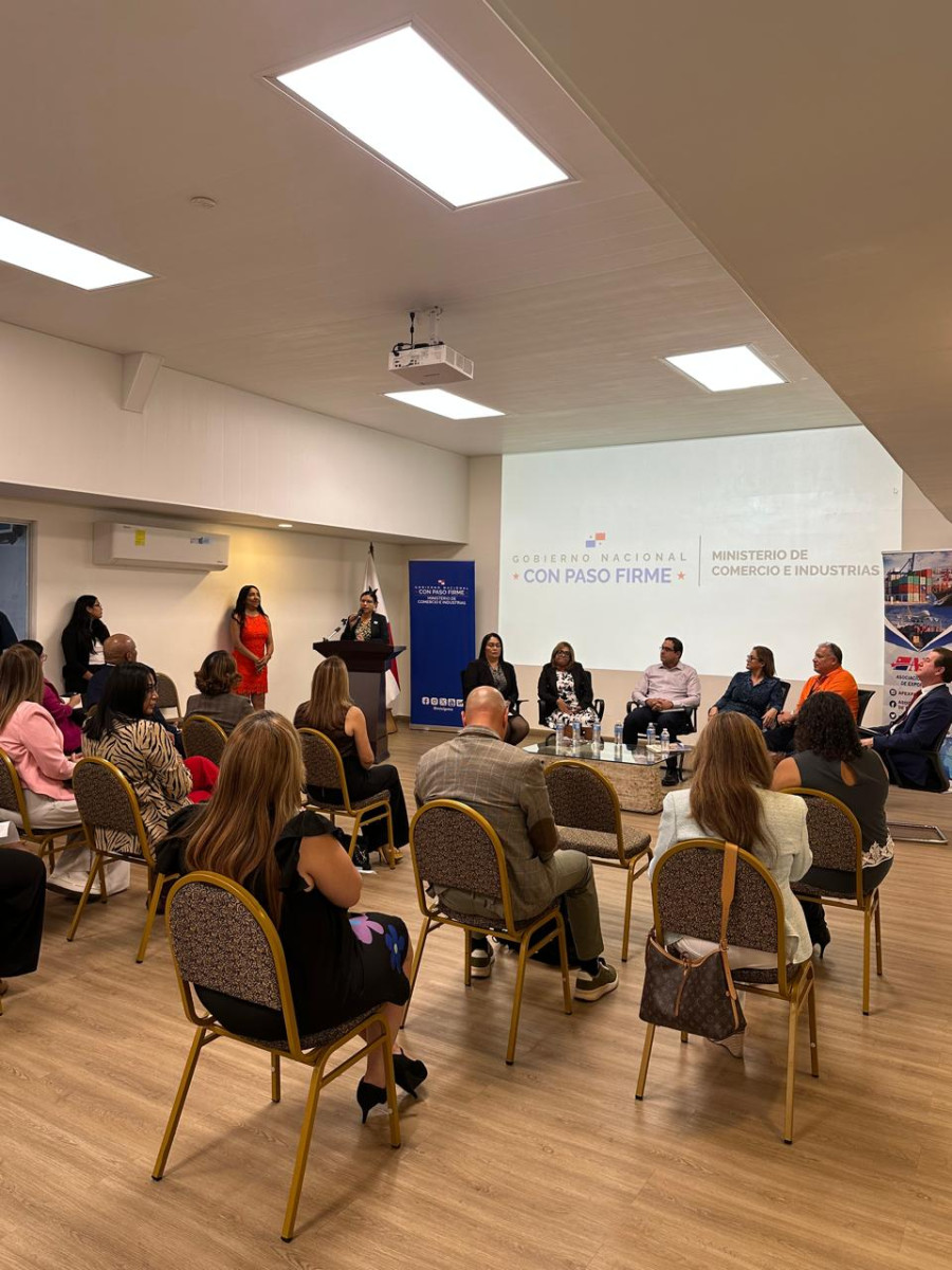 Conversatorio aborda impacto de los trámites de exportación en la competitividad del país