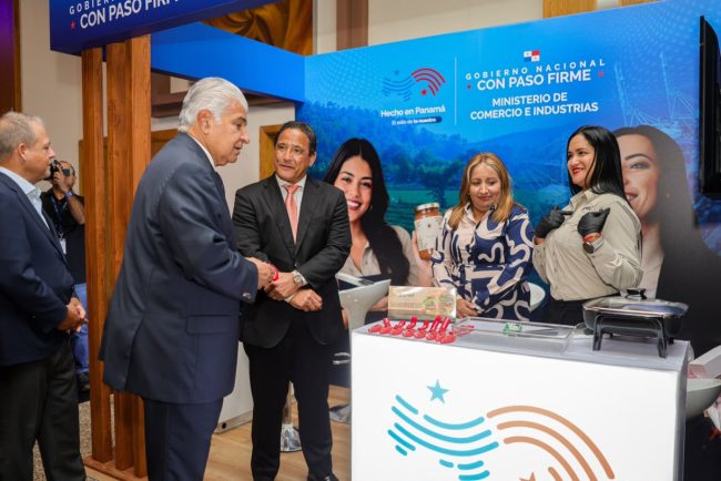 Stand del MICI en evento Centro Nacional de Competitividad