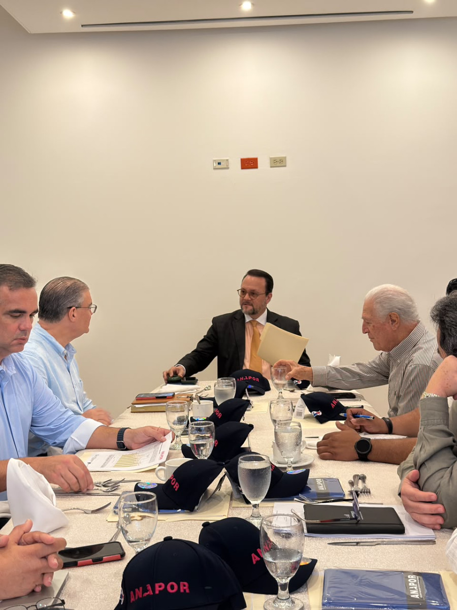 Porcinocultores presentan al ministro Julio Moltó avances y retos para fortalecer el mercado nacional del sector